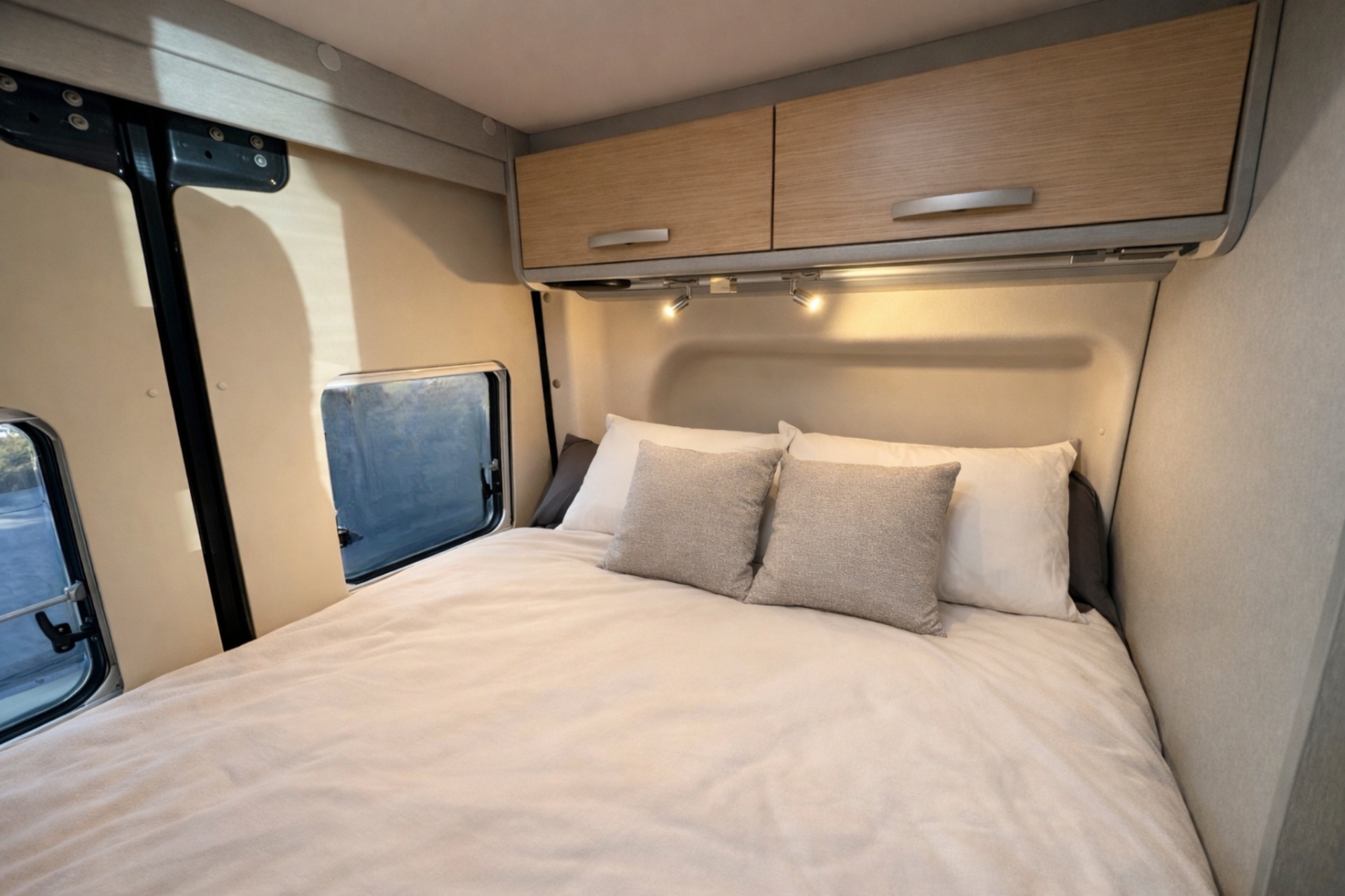 Komfortables Queensize-Bett im Heck