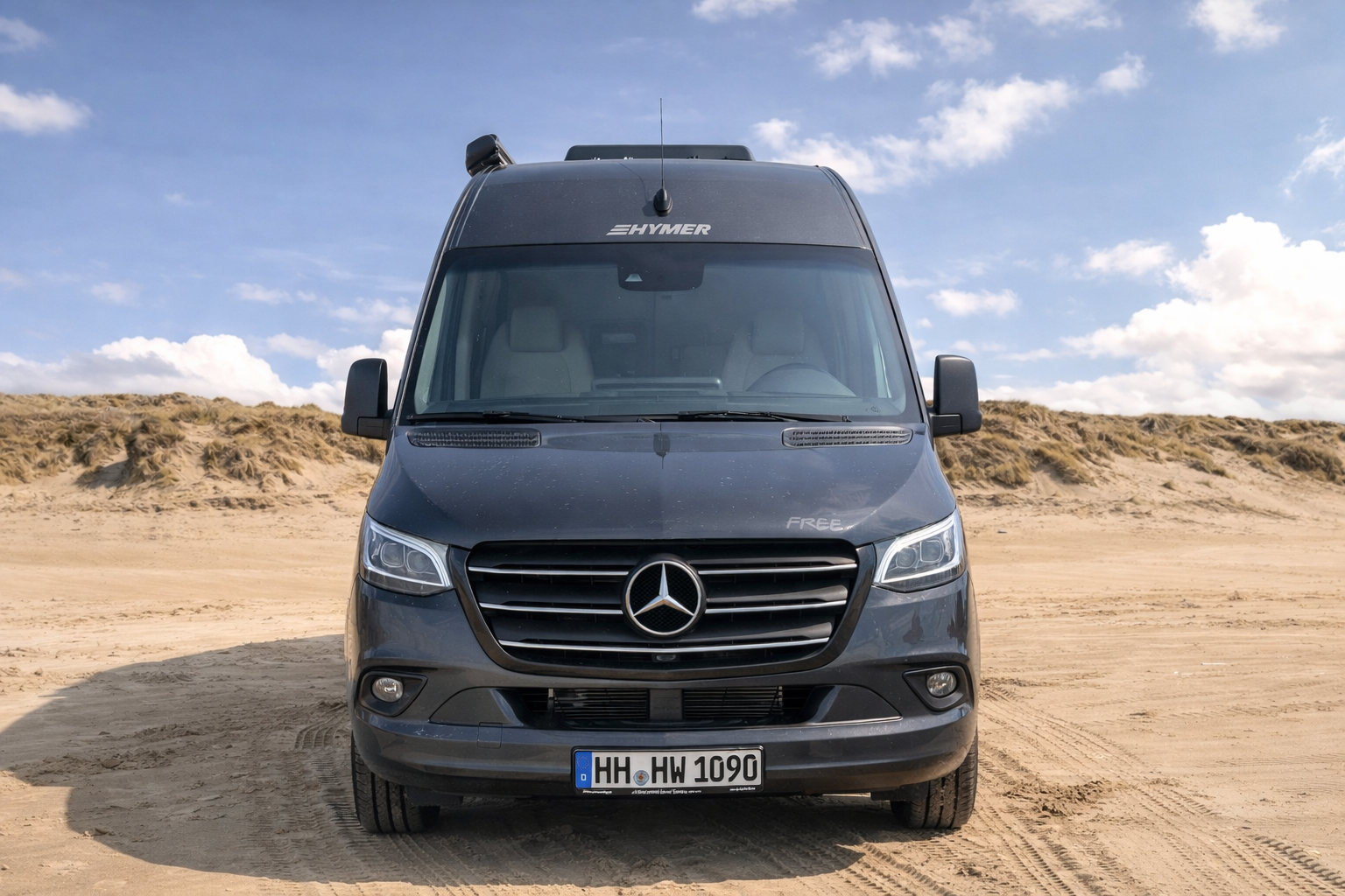 Hymer Free S600 Frontansicht in den Dünen