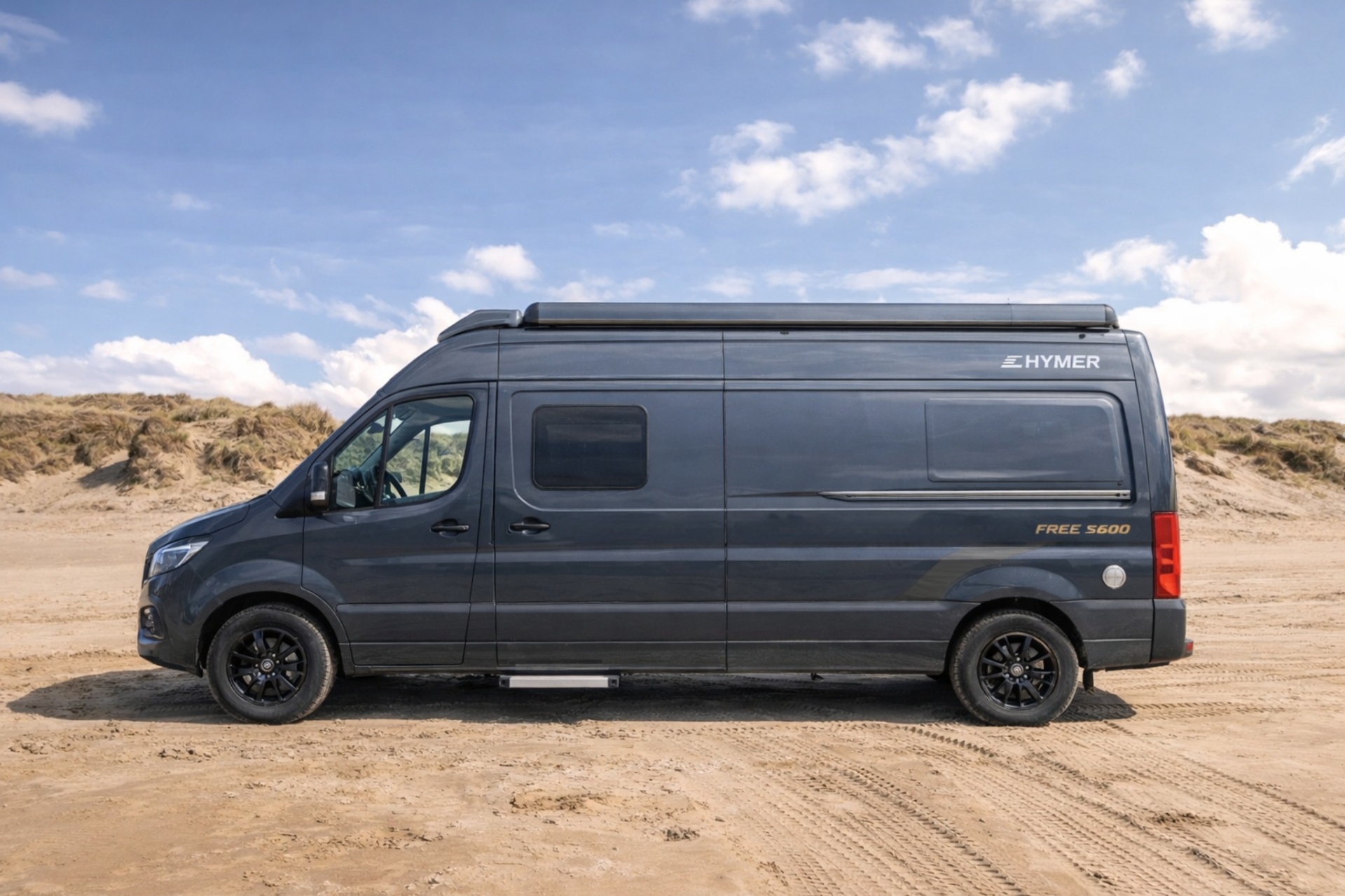 Hymer Free S600 Seitenansicht in den Dünen